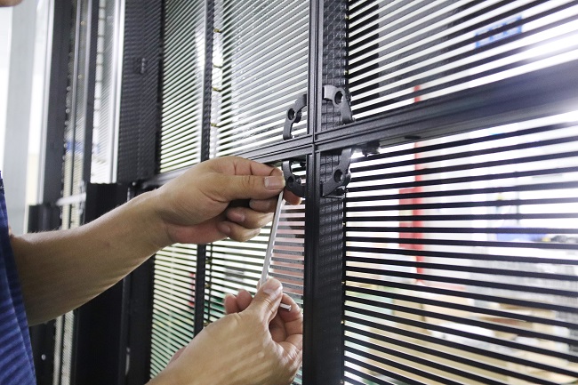 華邦瀛LED透明屏安裝實拍圖 華邦瀛LED透明屏安裝實拍圖