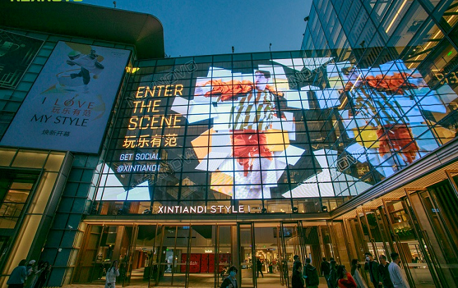 跳出透明屏“內(nèi)耗”現(xiàn)狀，華邦瀛LED透明屏打造顯示新體驗