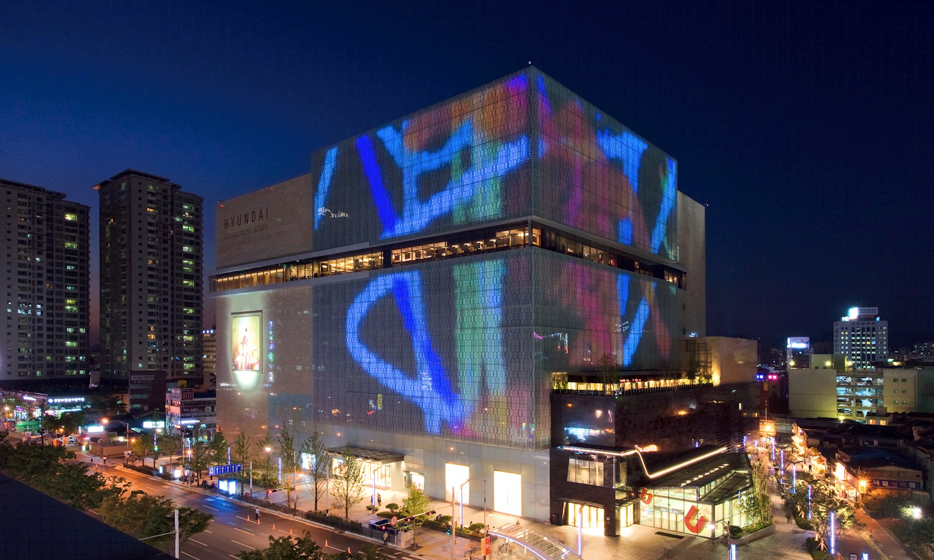 LED透明格柵屏：未來發(fā)展趨勢的深度剖析